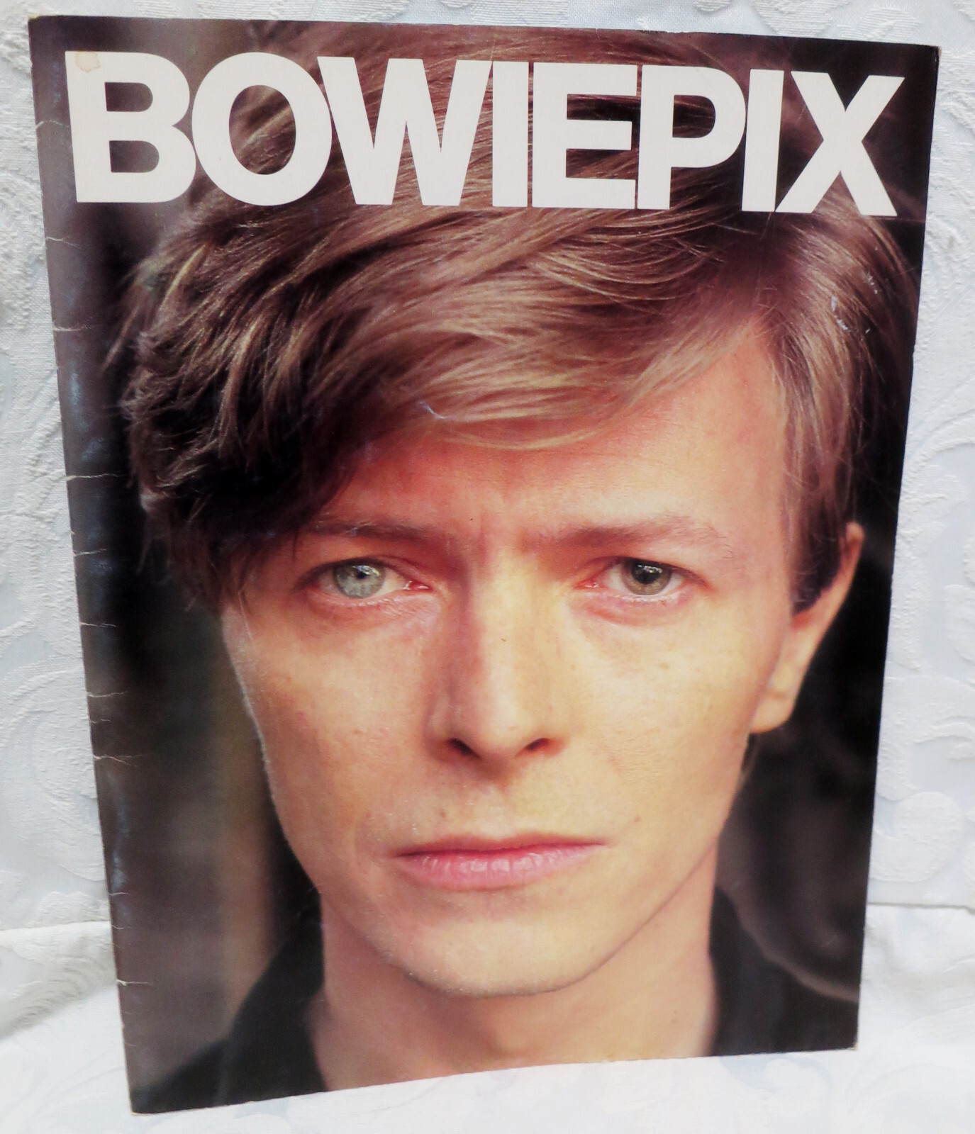 BOWIEPIX 1983 Staple-Bound Softcover Book of Photos of DAVID BOWIE W/Poster To24