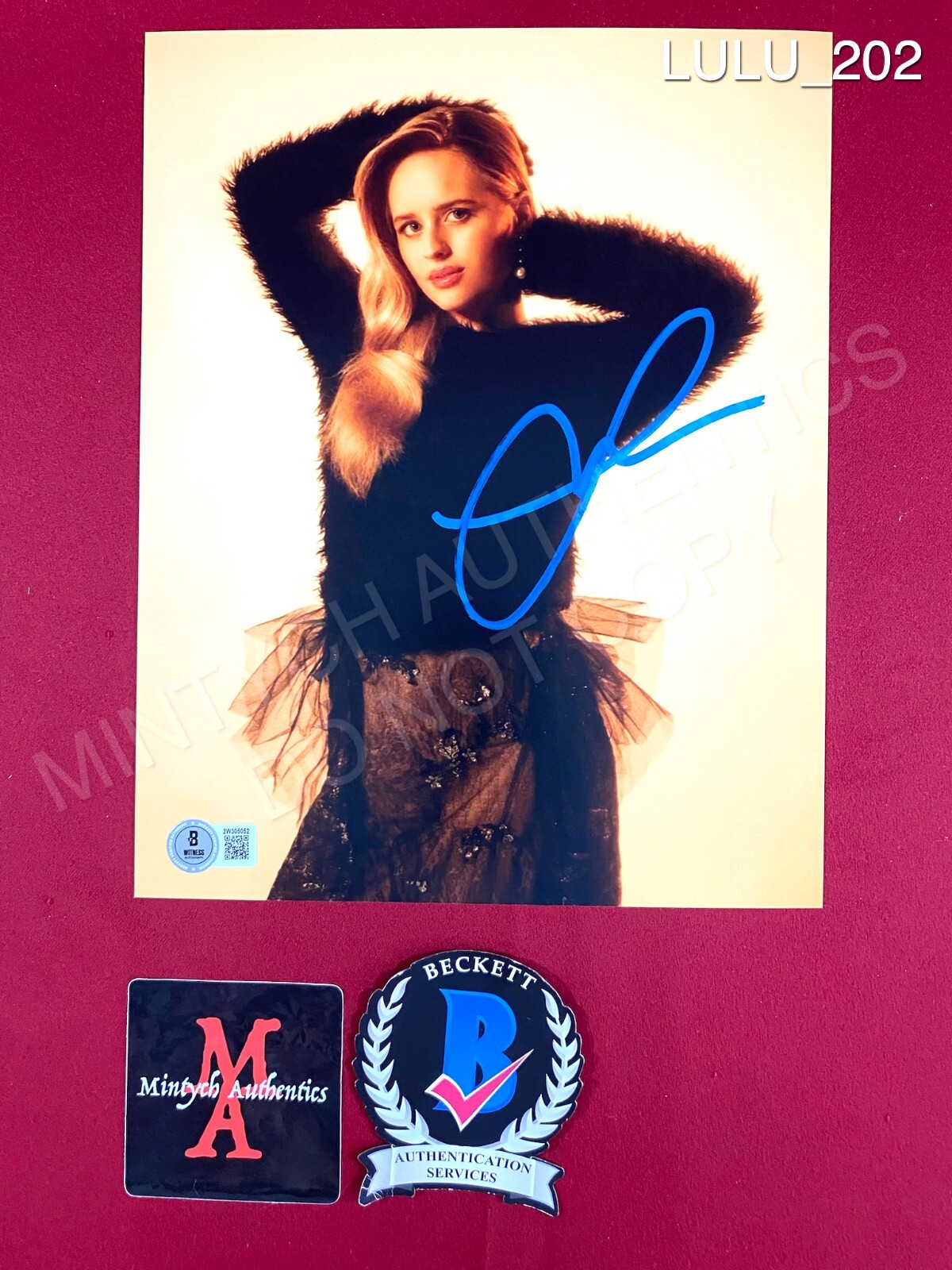 Lulu Wilson autographed signed 8×10 photo model pose Beckett COA