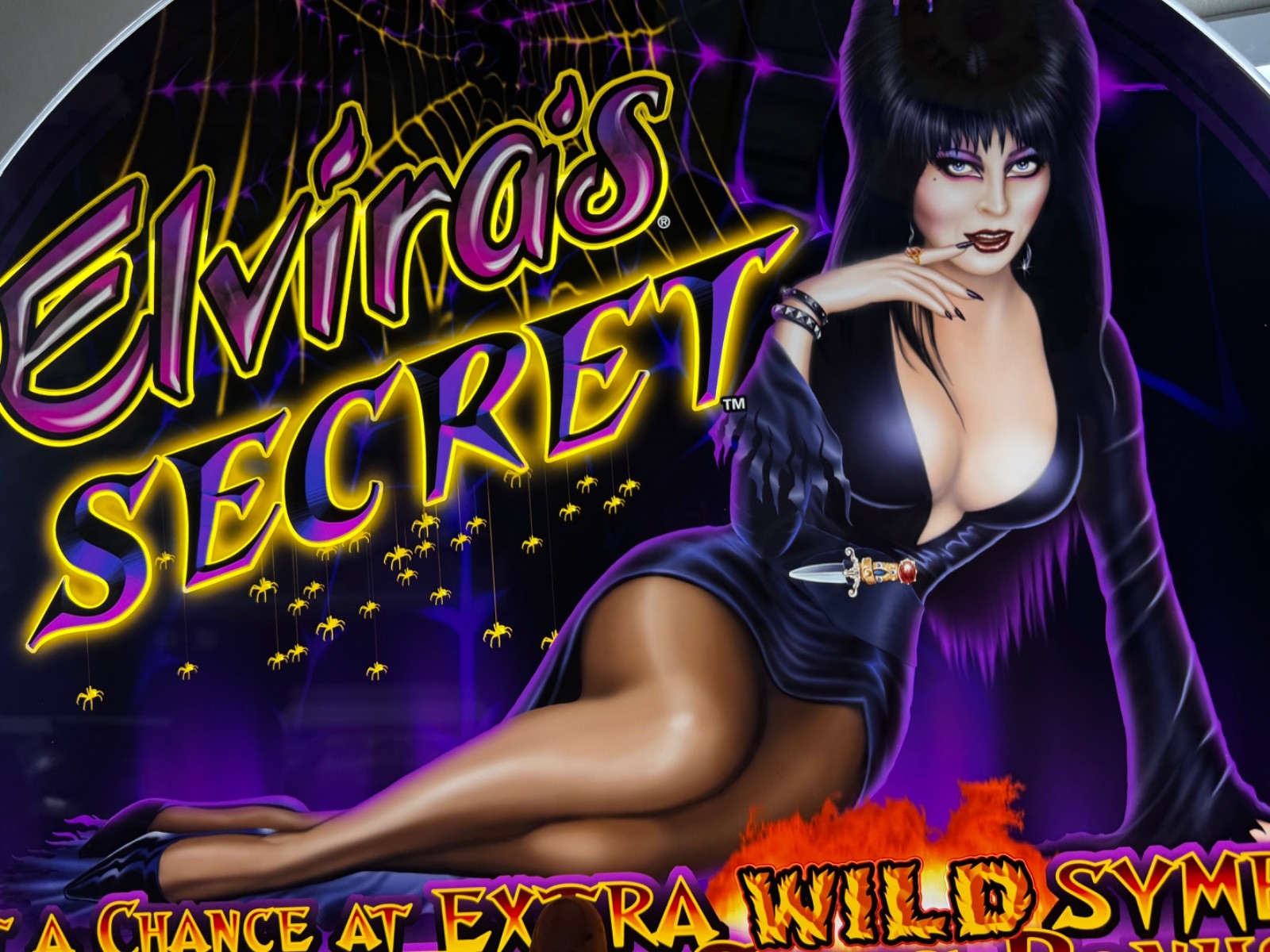 ELVIRA slot machine glass round topper