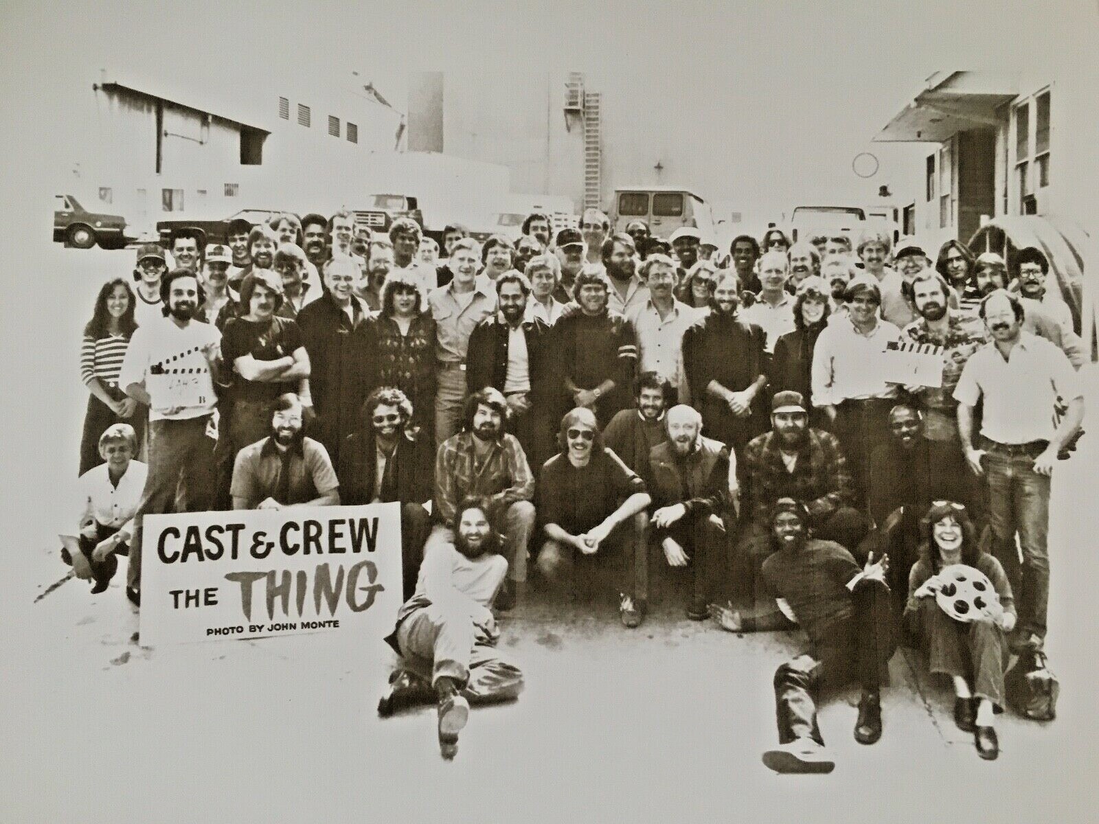 THE THING 1982 CAST & CREW PHOTO IOHN CARPENTER & CAST INCLUDED RARE