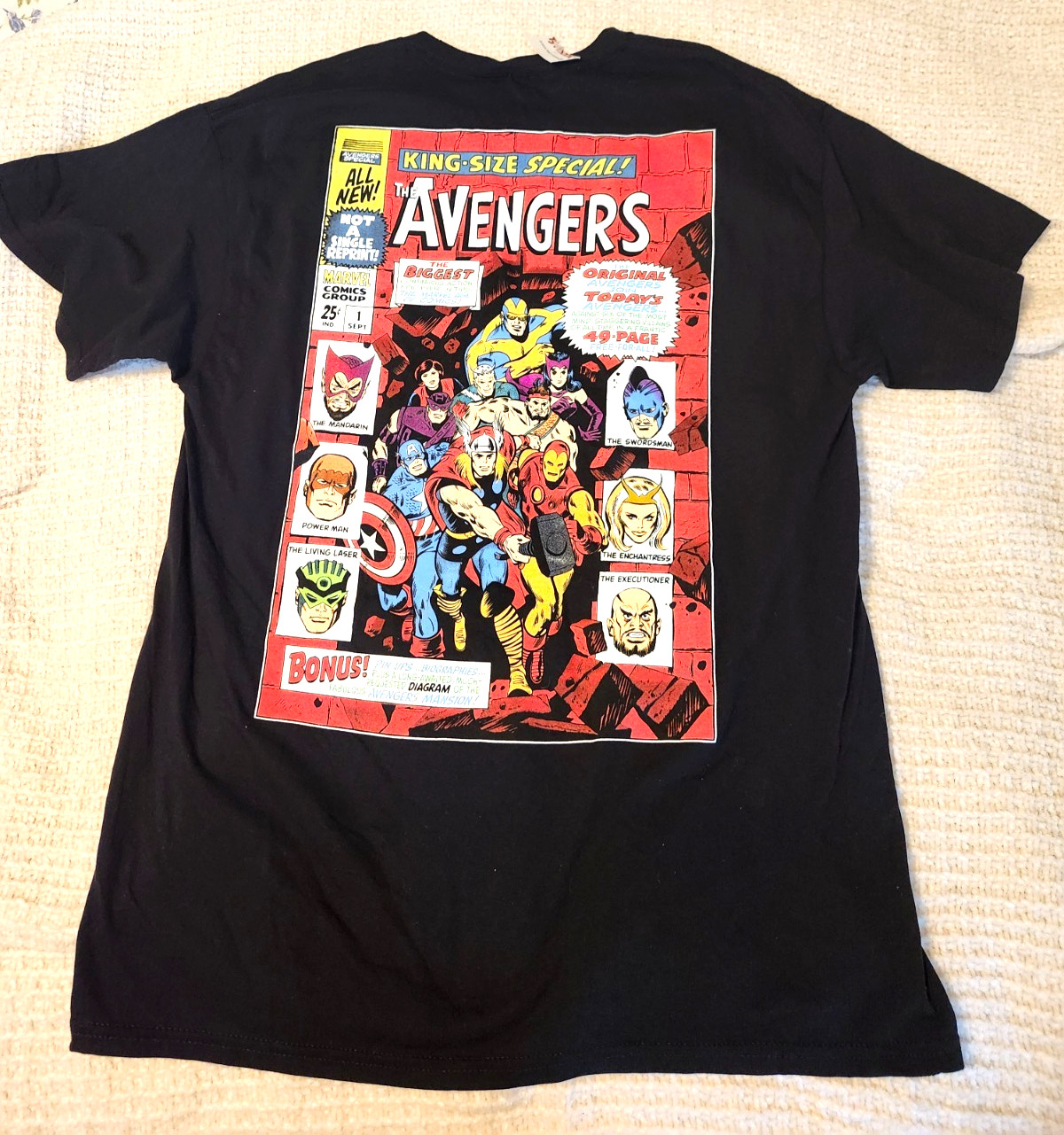 Marvel Avengers Great Graphics Regular Fit T-Shirt Large Comic Book Cover NWT