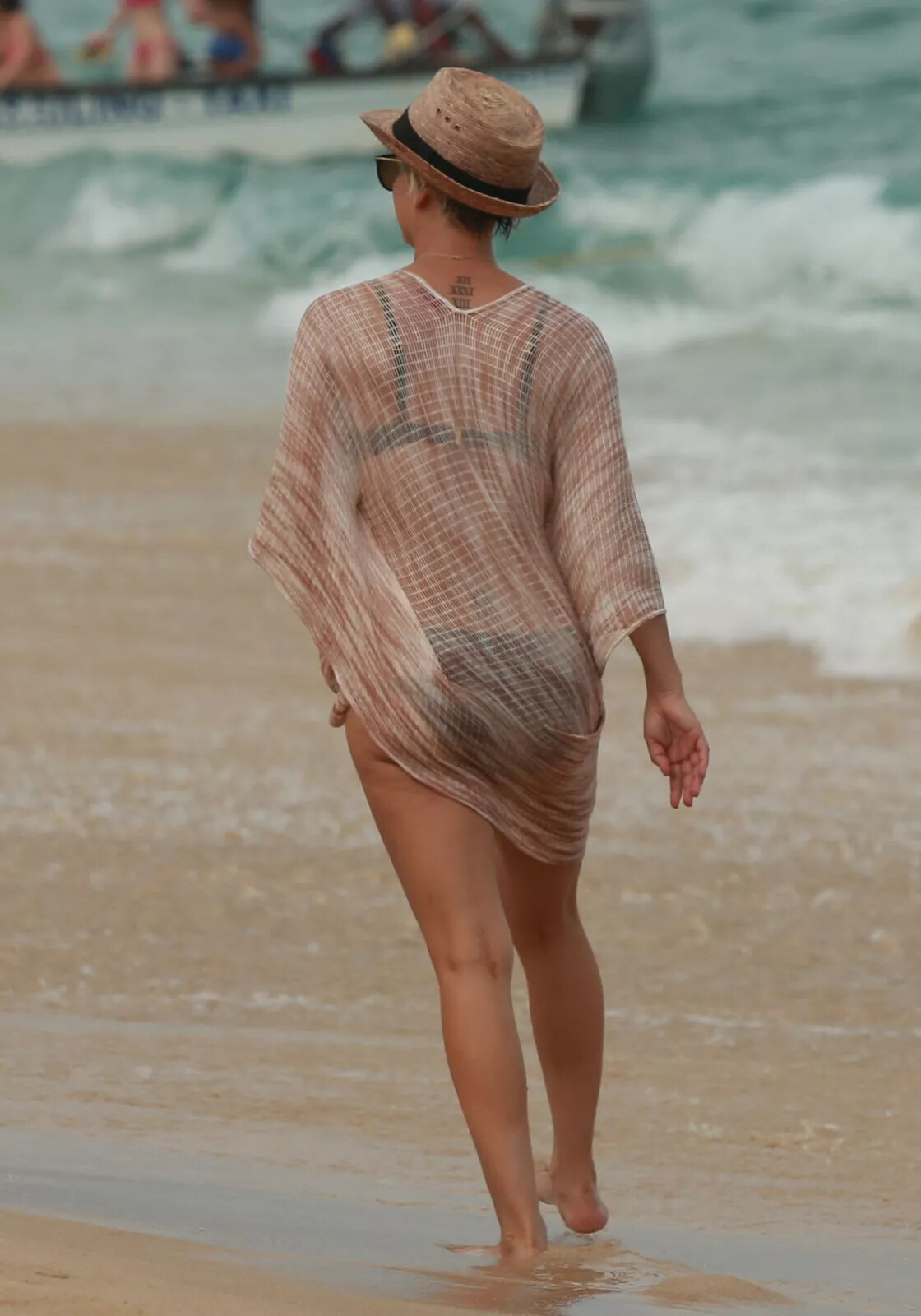 Kaley Cuoco Walking On The Beach 4×6 Picture Celebrity Print
