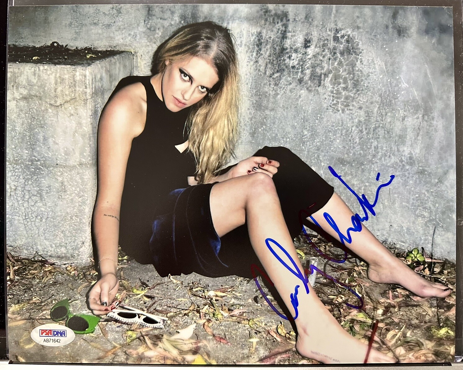 CARLY CHAIKIN SIGNED MR ROBOT PHOTO 8X10 SEXY FEET AUTOGRAPH BABE PSA DNA COA