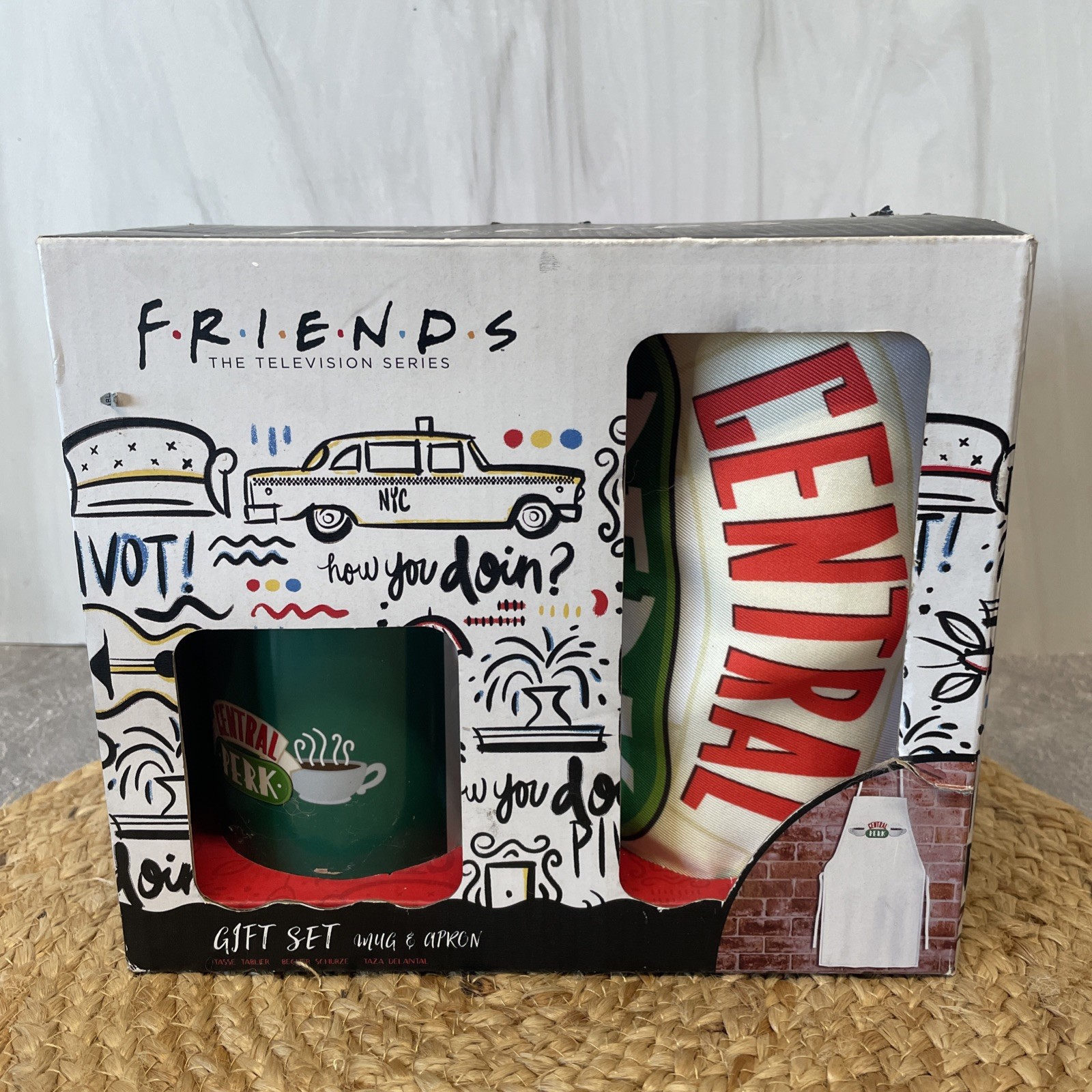 PALADONE FRIENDS The Television Series Gift Set Mug & Apron Central Perk NIB