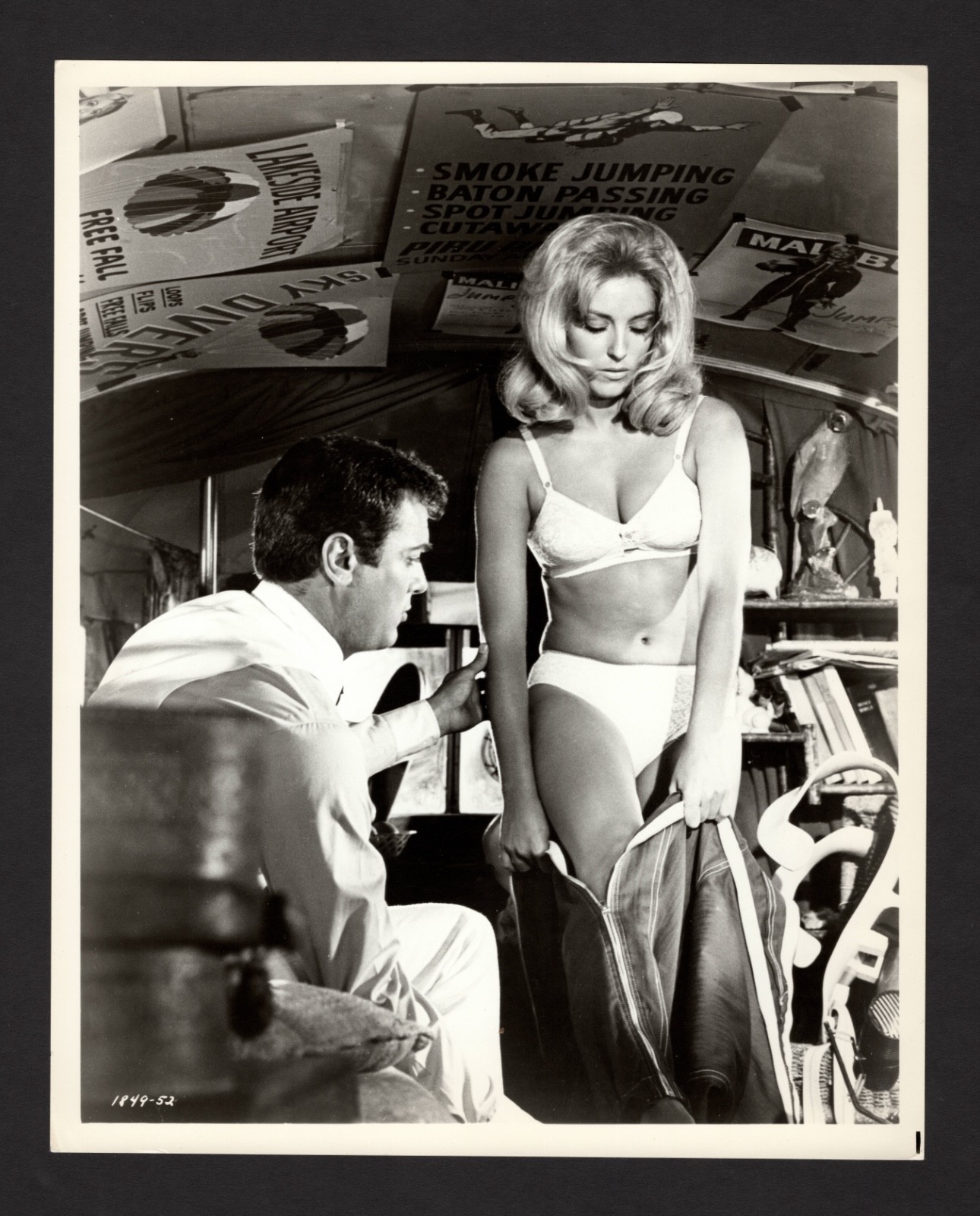 C1967 SHARON TATE GETS INTO SKYDIVING OUTFIT TONY CURTIS DONT MAKE WAVES PHOTO