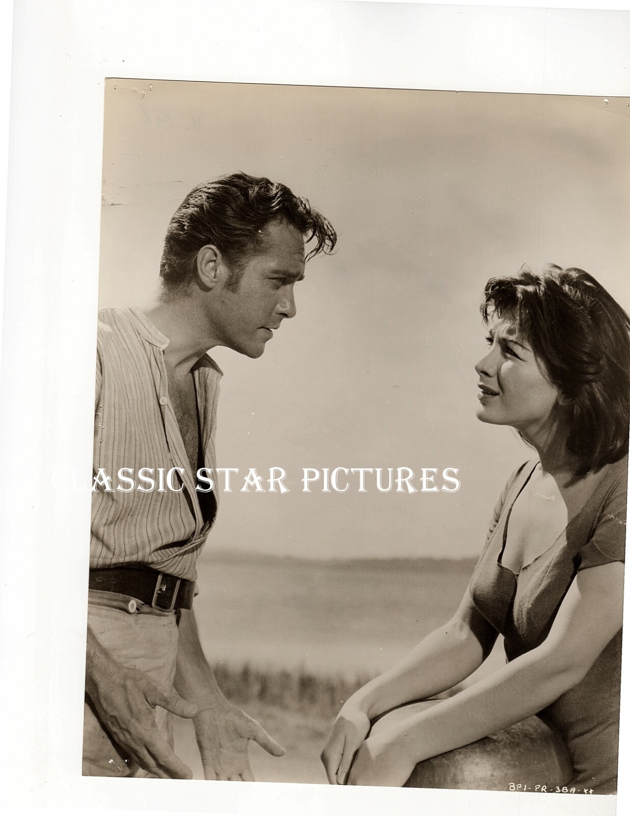 R798 Richard Todd Juliette Gréco The Naked Earth ’58 7 1/2 x 9 1/4 vintage photo