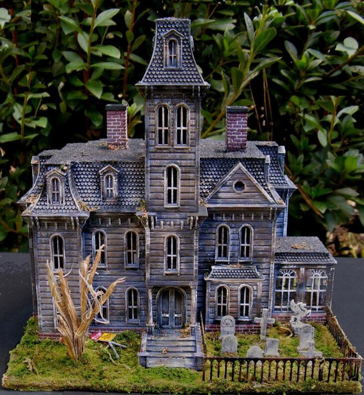 ADDAMS FAMILY HOUSE & CEMETERY DIORAMA~HO SCALE ABANDONED HAUNTED HOUSE HORROR
