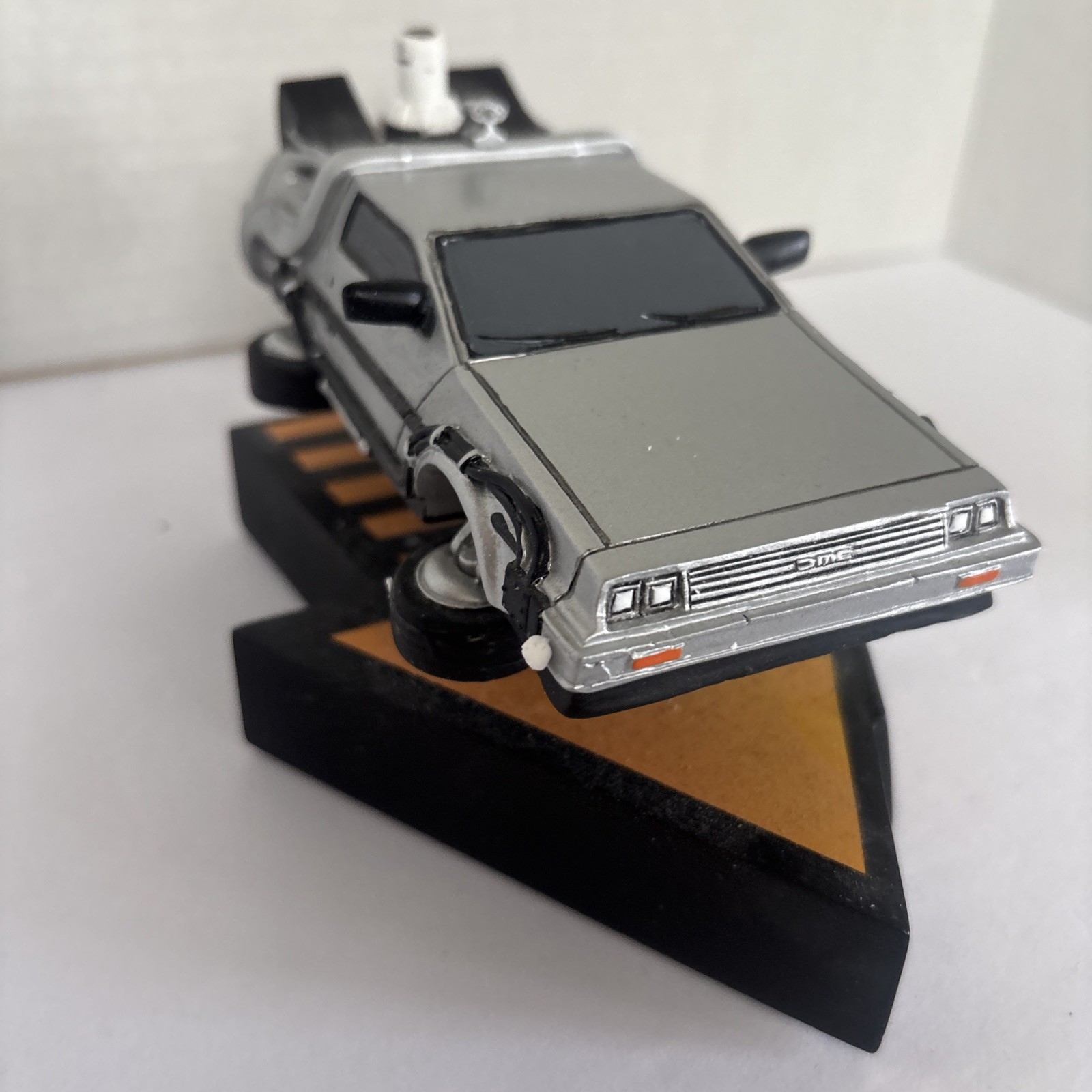 BACK TO THE FUTURE FACTRY Delorean Swiming Bobbing Premium Motion Statue Figure