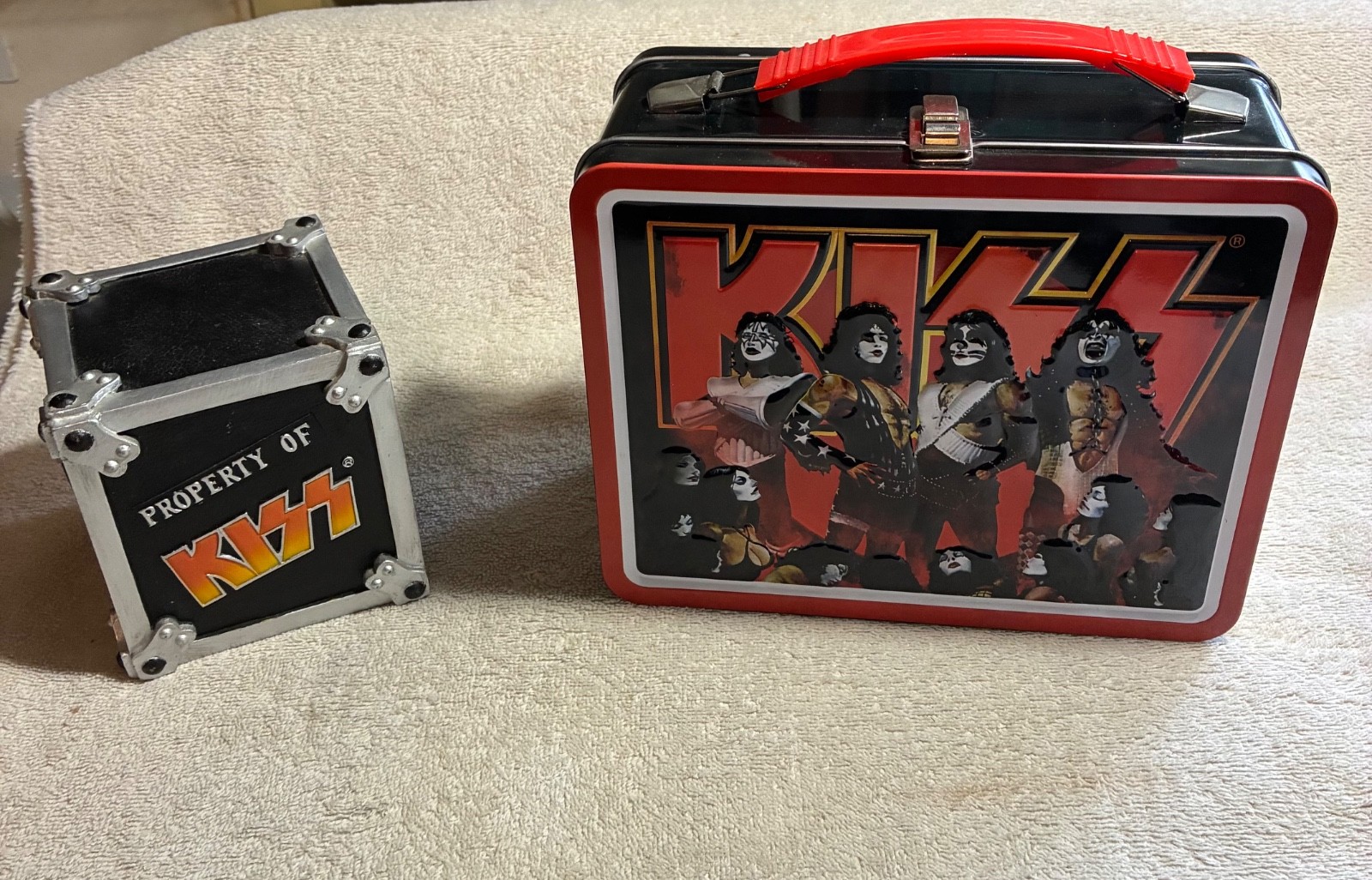 Kiss lunch box and coaster set (6 coasters).