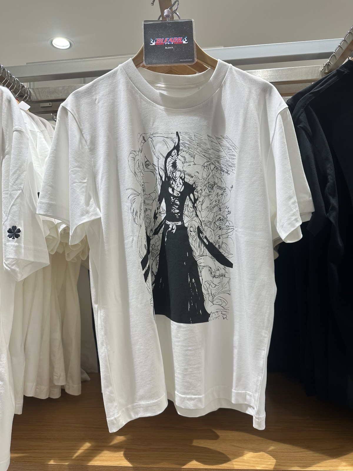 NWT UNIQLO UT MANGA SHUEISHA 100th Bleach White Graphic Short Sleeve TEE