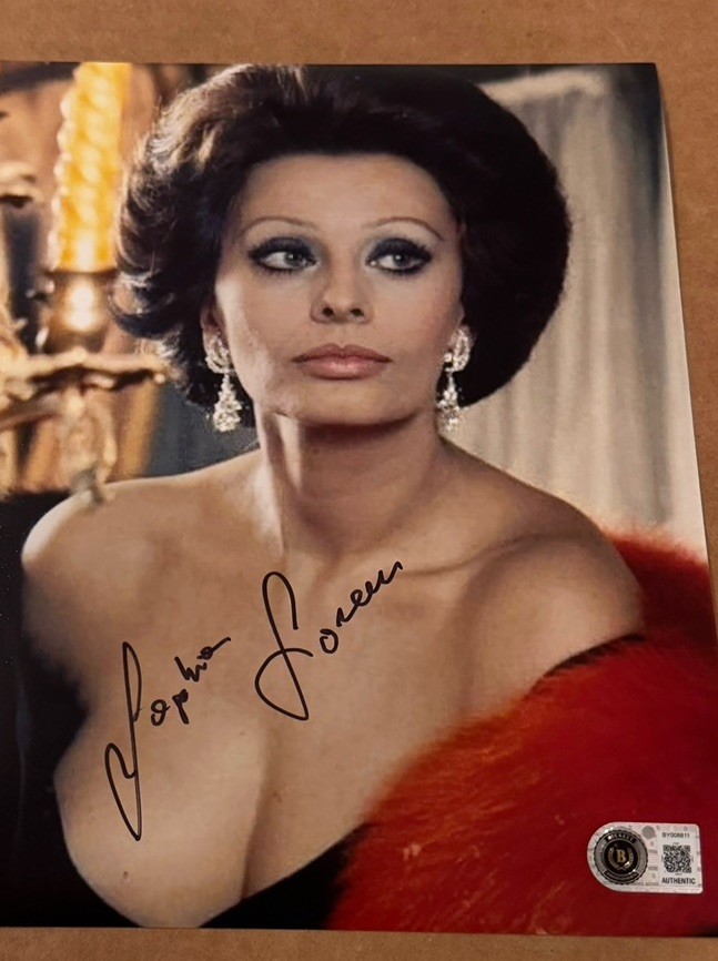 SOPHIA LOREN SIGNED 8X10 PHOTO BECKETT CERTIFIED POSE 335