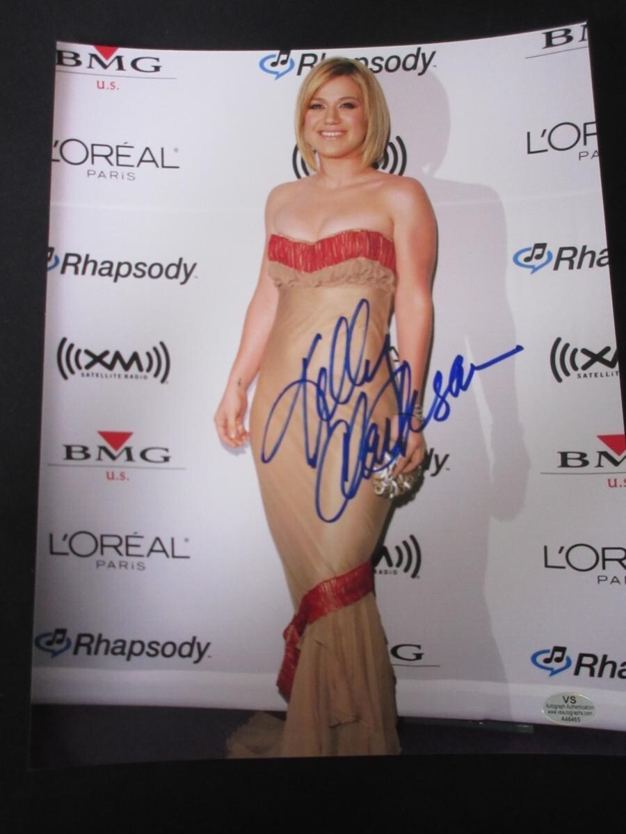 Kelly Clarkson Signed 8.5 x 11 Photo VSA COA