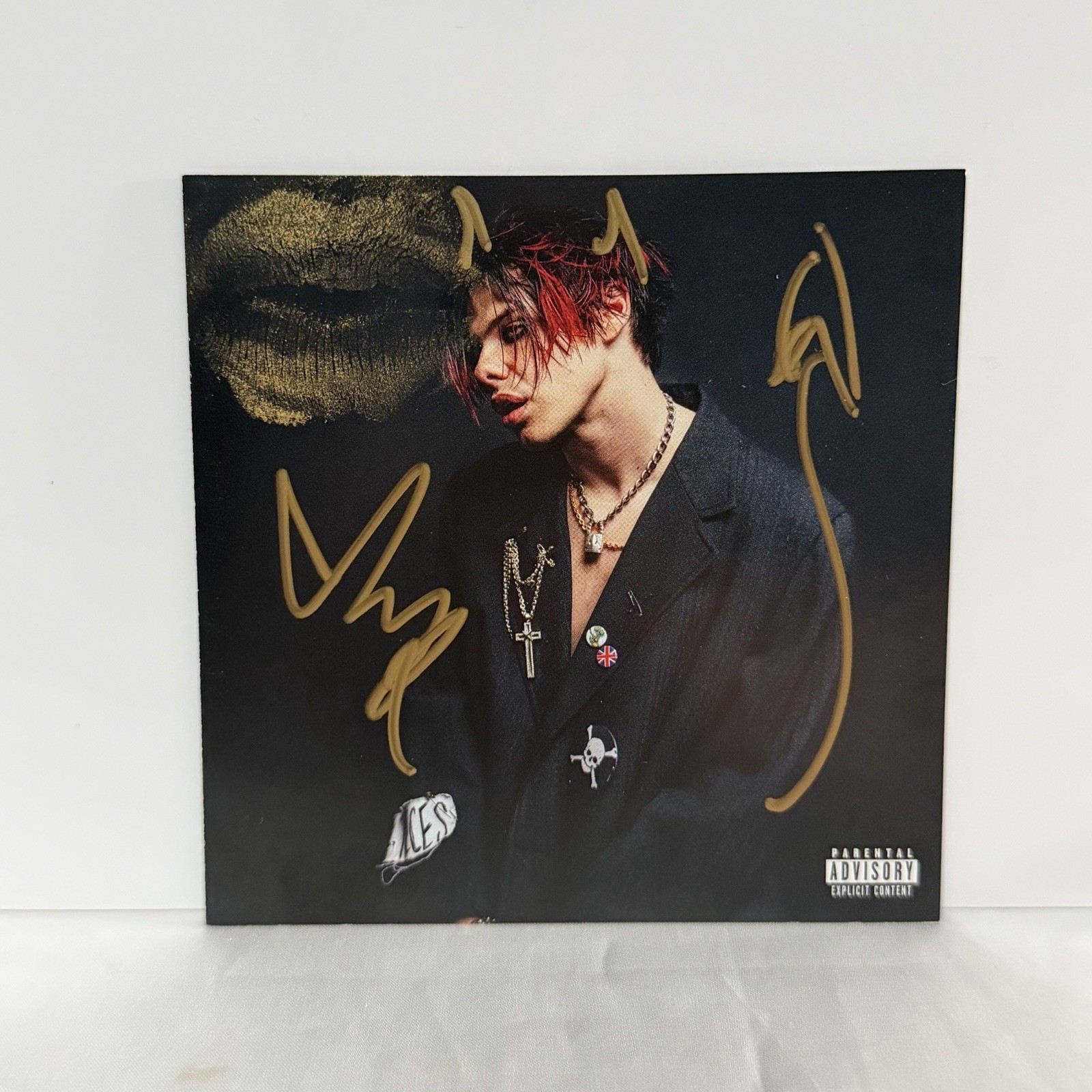 YUNGBLUD – YUNGBLUD SIGNED, KISSED AND DRAWING CD BOOKLET