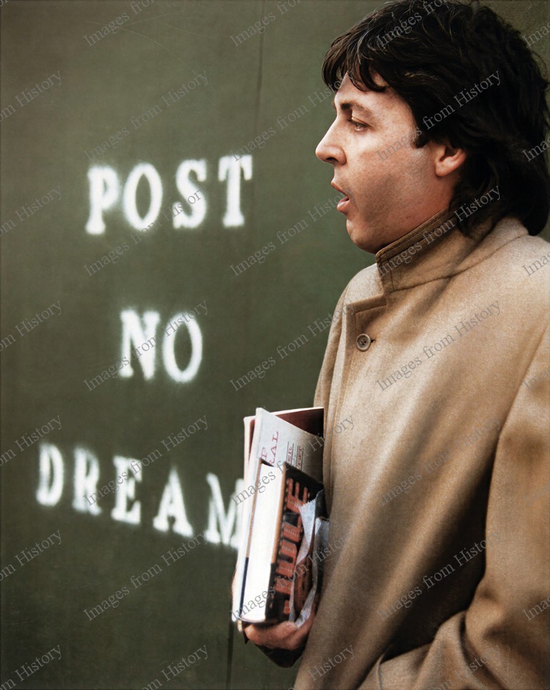 8×10 Print Beatles Paul McCartney Photographed on the Street in 1979 #2070