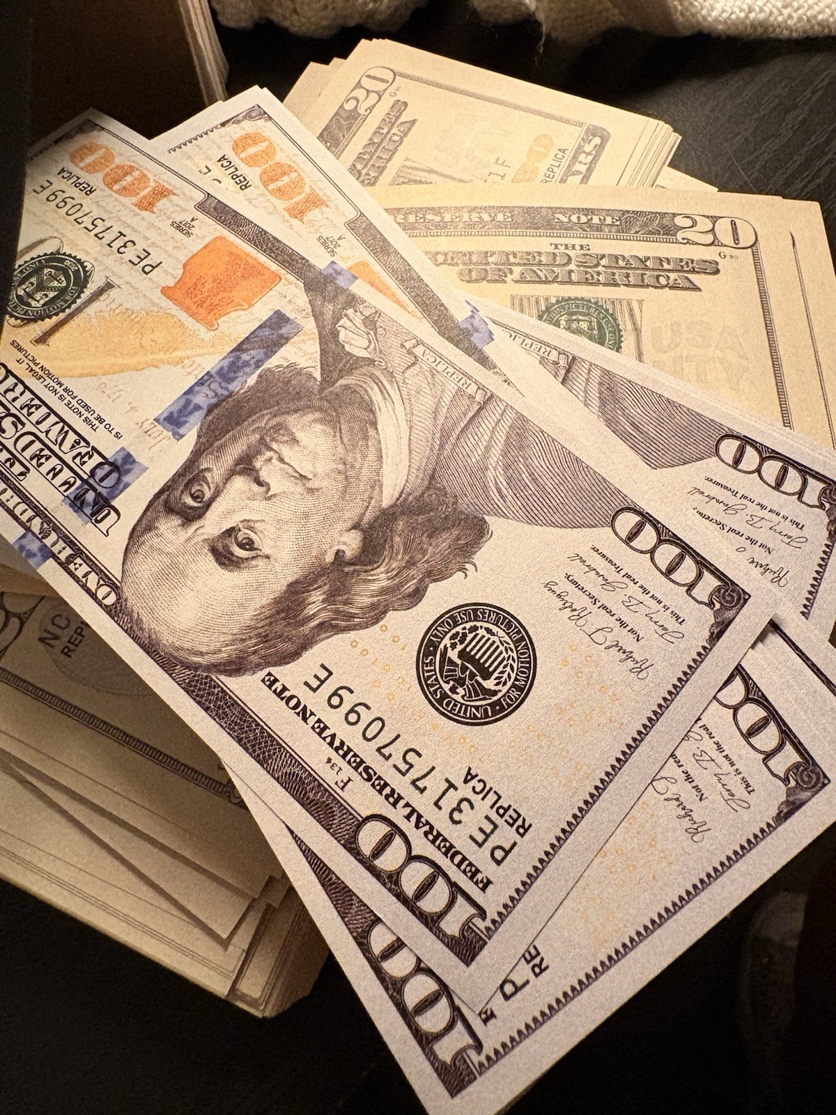 HOLLYWOOD-QUALITY PROPS WITH A HIGH-DETAIL, (REPLICA)30 Bills,(15 20s, 15 100s)