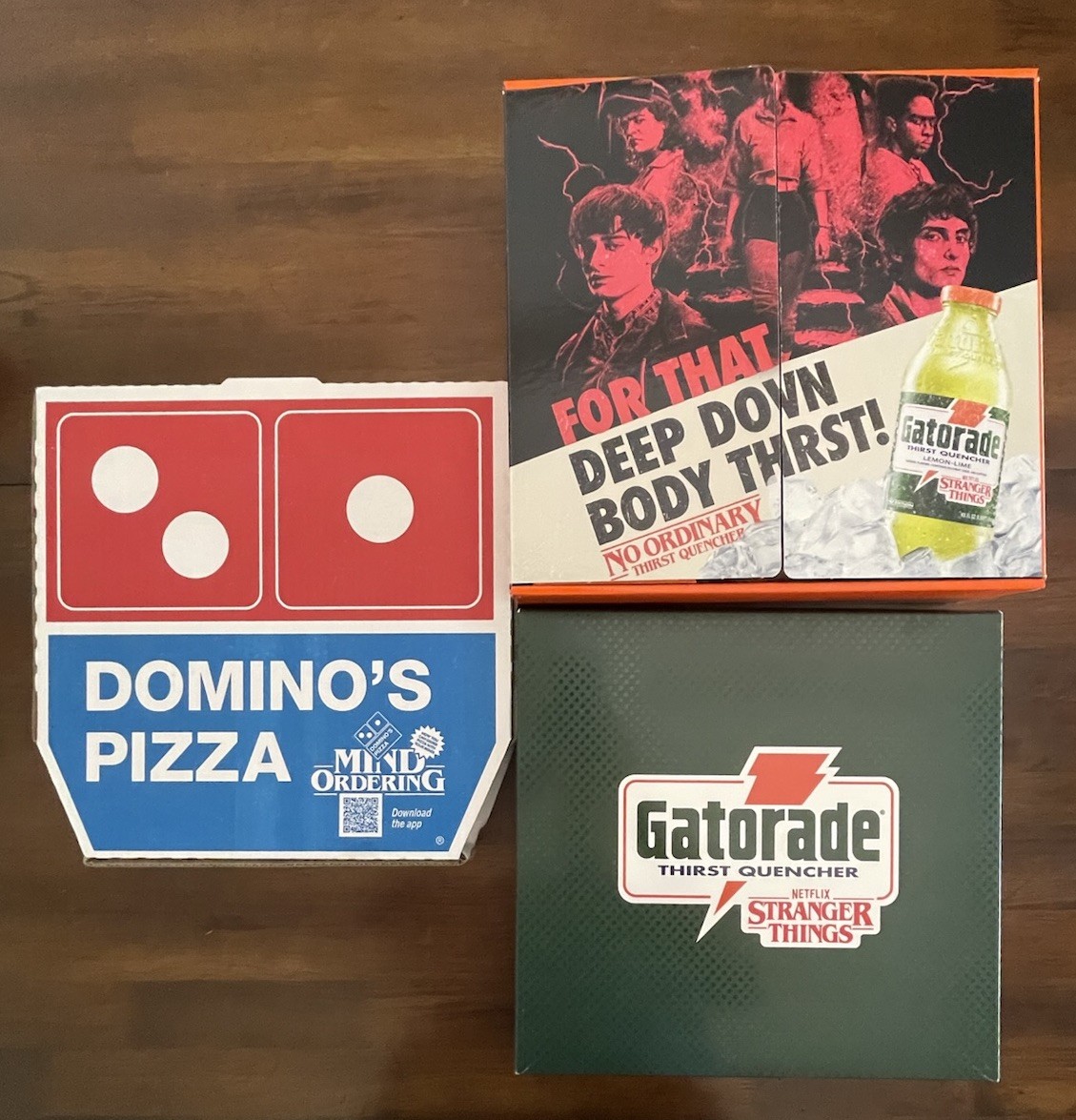 Stranger Things x Gatorade – Hawkins Time Capsule 1987 Size XL plus Domino’s Box
