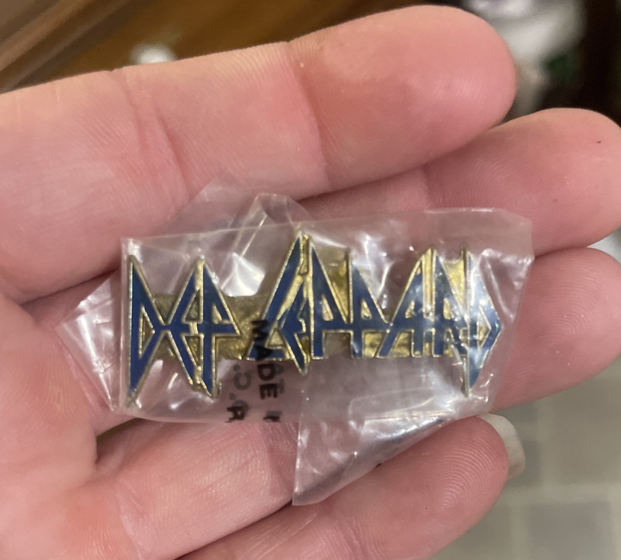 Vintage 1980’s Def Leppard Script Blue Enamel Lapel Pin Gold Toned NOS