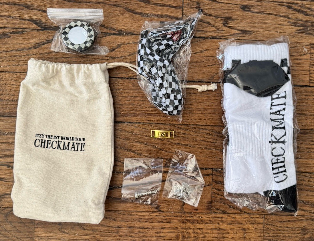 ITZY CHECKMATE WORLD TOUR ORIGINAL MUSIC MEMORABILIA SET [Bag, Socks]