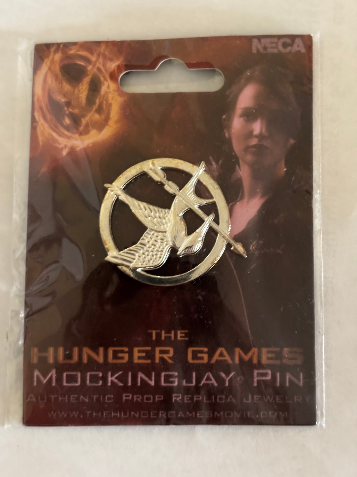 1X The Hunger Games Mockingjay Pin Authentic Prop Replica NECA Lions Gate 2012