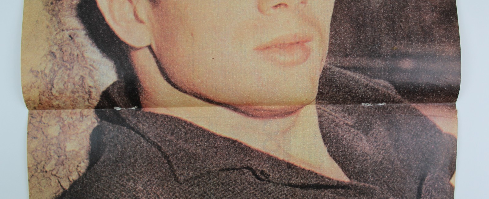 1970’s JAMES DEAN Poster 14.75″ x 10.25″ (37.5 x 26 cm.) Spanish Vintage Item