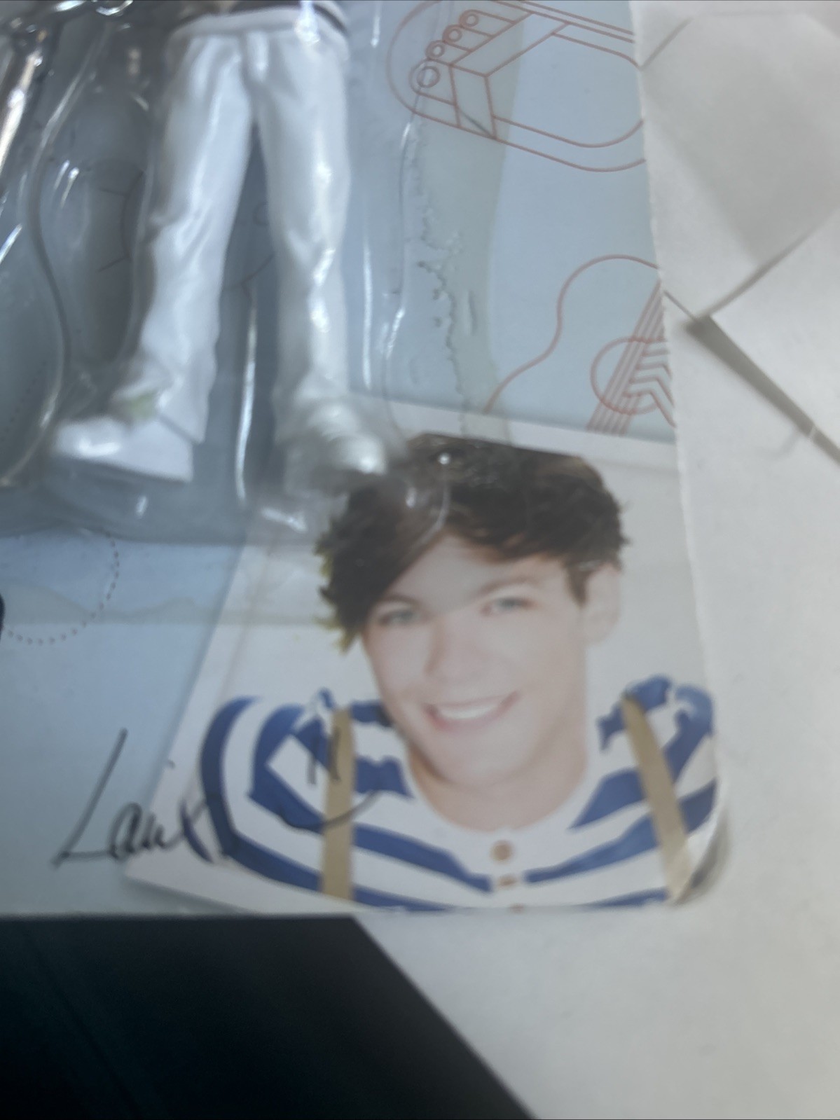 New One Direction Louis 1D Keychain Collectible Figure Key Chain w Base Stand