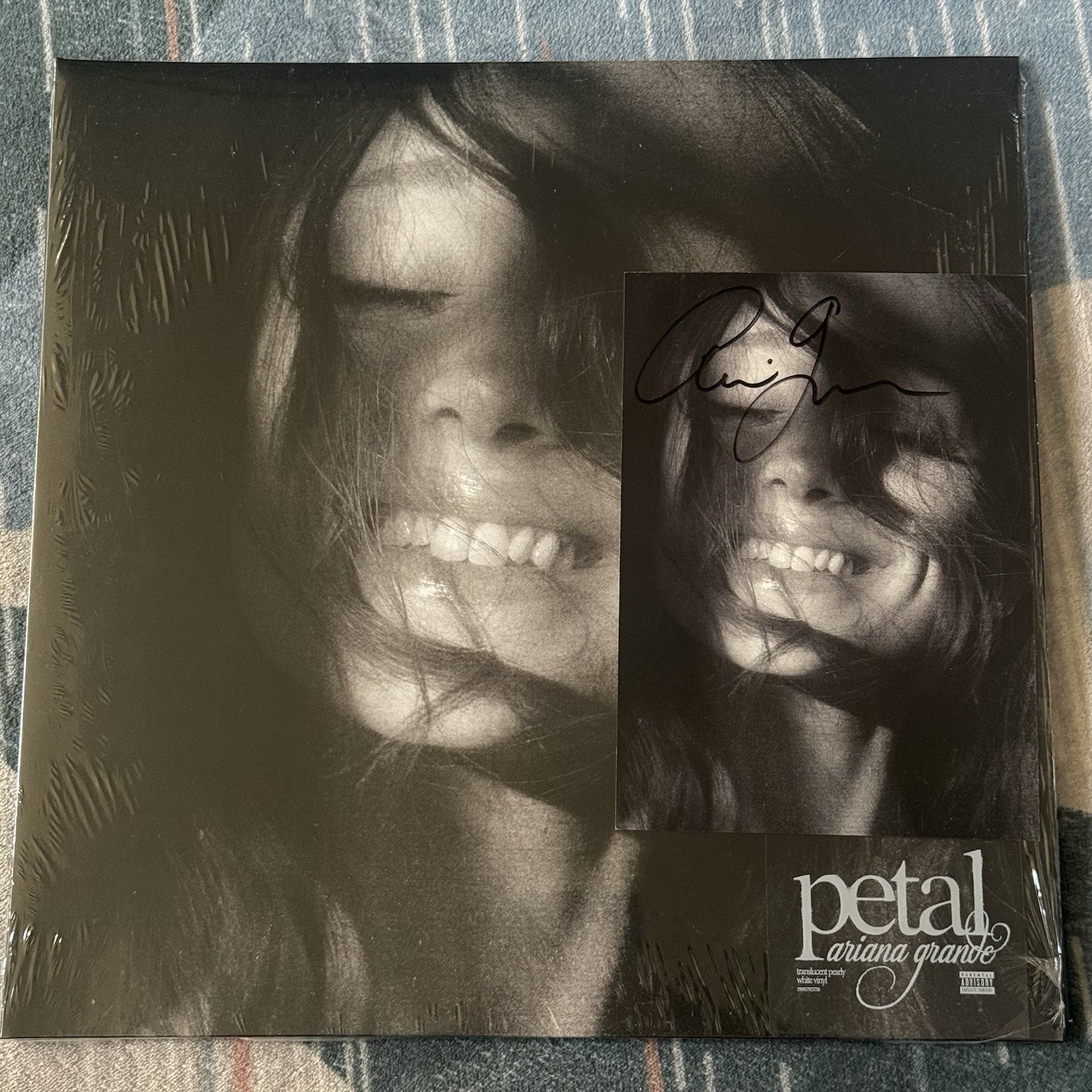 ARIANA GRANDE PETAL VINYL SIGNED INSERT CARD BLACK INK TRANSLUCENT PEARLY WHITE