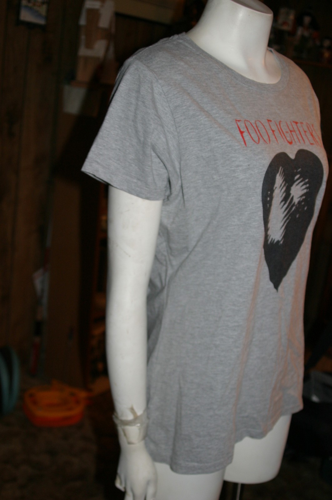 FANTASTIC FOO FIGHTER GREY WITH BLACK HEART, RED LETTERING T-SHIRT SZ S-M