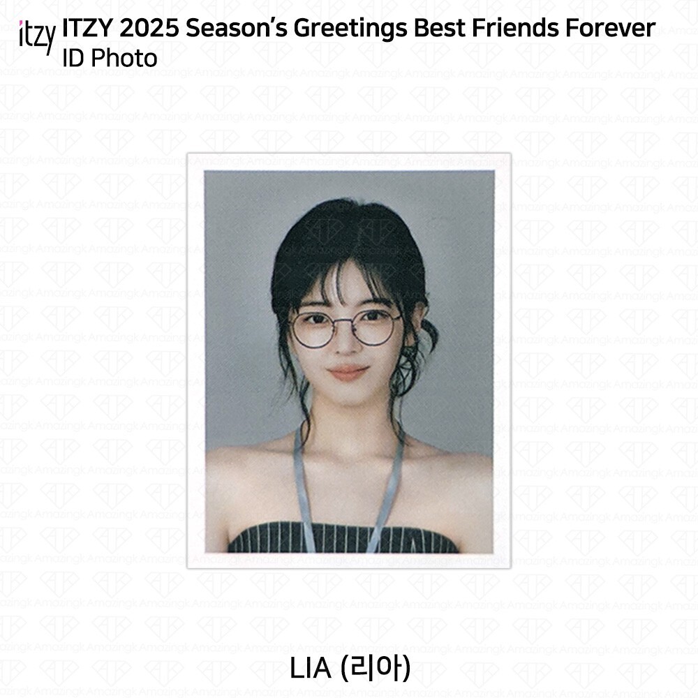 ITZY 2025 Season’s Greetings Best Friends Forever Photocard ID Photo Keyring