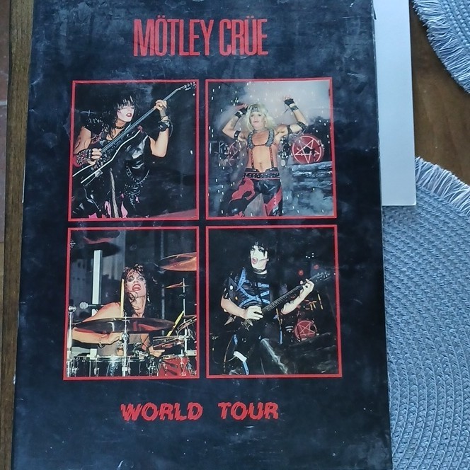 Mötley Crüe Shout At The Devil- Tour Concert Photo Book Program Rock