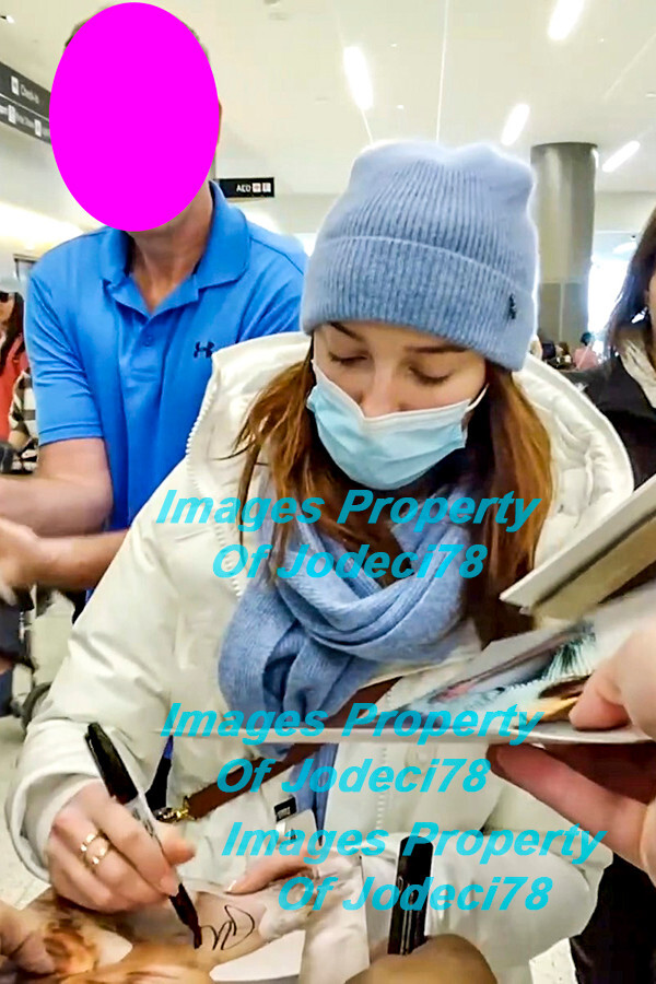 Phoebe Dynevor Signed Autographed Daphne BRIDGERTON 8×10 Photo PROOF ACOA F