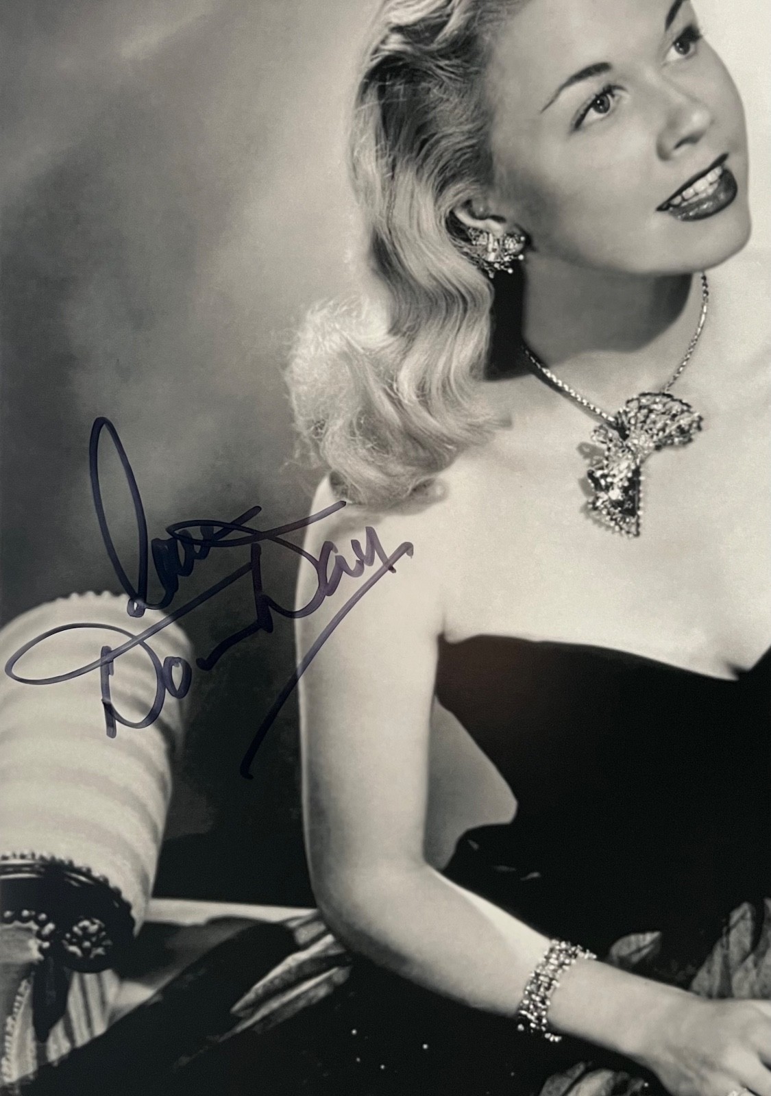 DORIS DAY SIGNED AUTOGRAPHED 11X14 PHOTO COA
