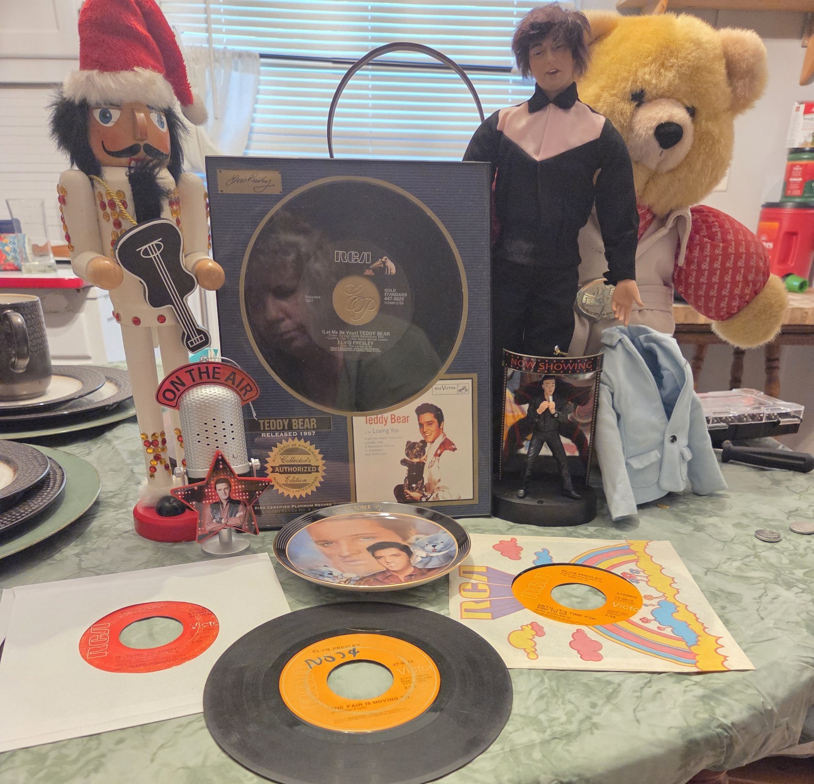 Elvis Presley collectibles lot of 10 items including 3 45″s.
