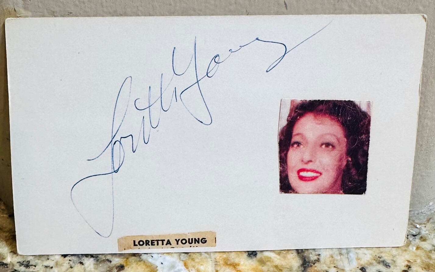👀 LORETTA YOUNG ACADEMY AWARD WINNER THE FARMERS DAUGHTER SIGNED INDEX CARD 👀
