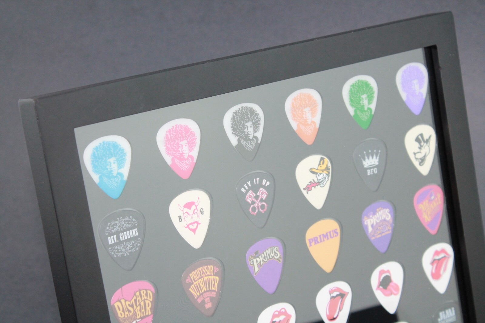PLECTRUM SPECTRUM™ 8″ x 10″ Guitar Pick Display – BLACK 30 – FRAME INCLUDED