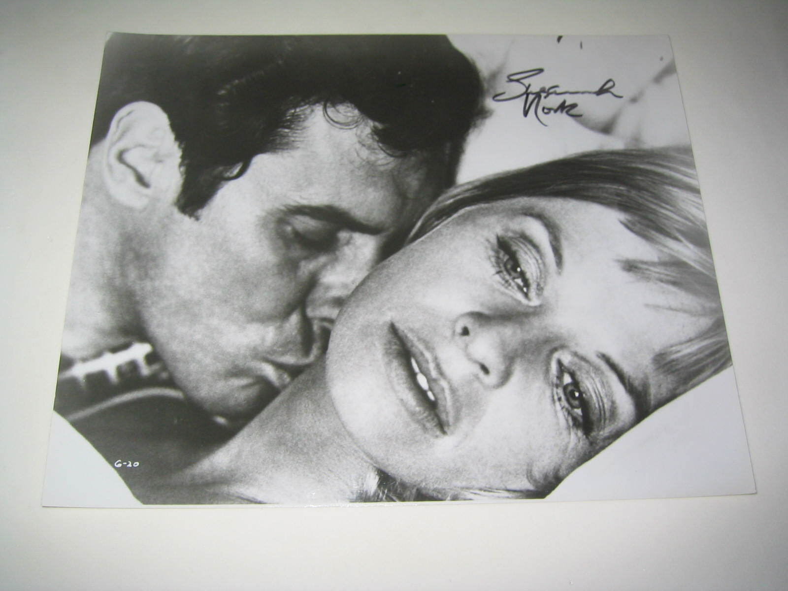 SUSANNAH YORK AUTOGRAPHED 8X10 PUBLICITY PHOTO GOLD (538D)