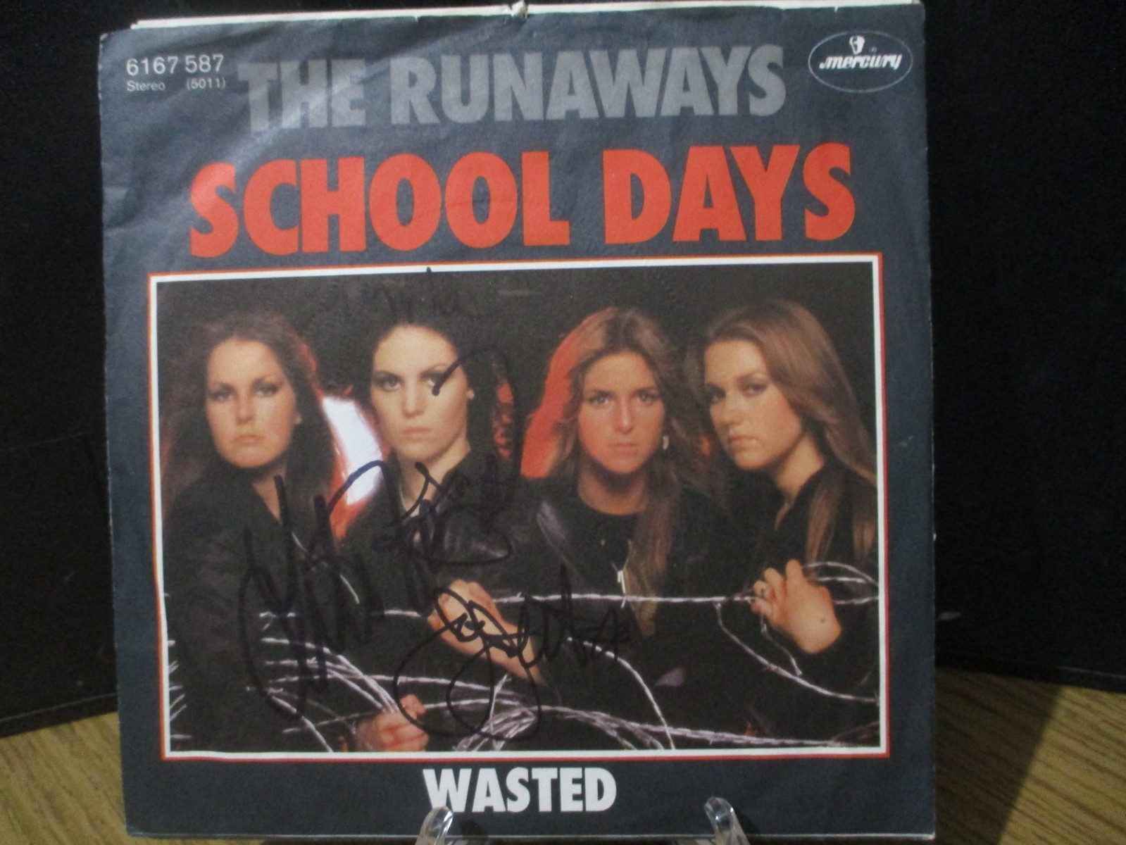 THE RUNAWAYS JSA CERTIFIED AUTOGRAPHED/SIGNED VINYL 45 JOAN JETT & LITA FORD