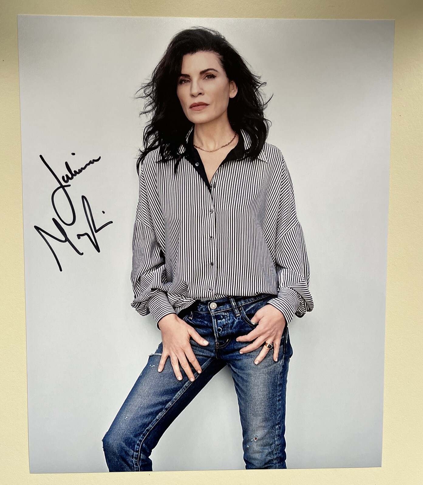 Julianna Margulies Signed Autographed 8X10 Photo