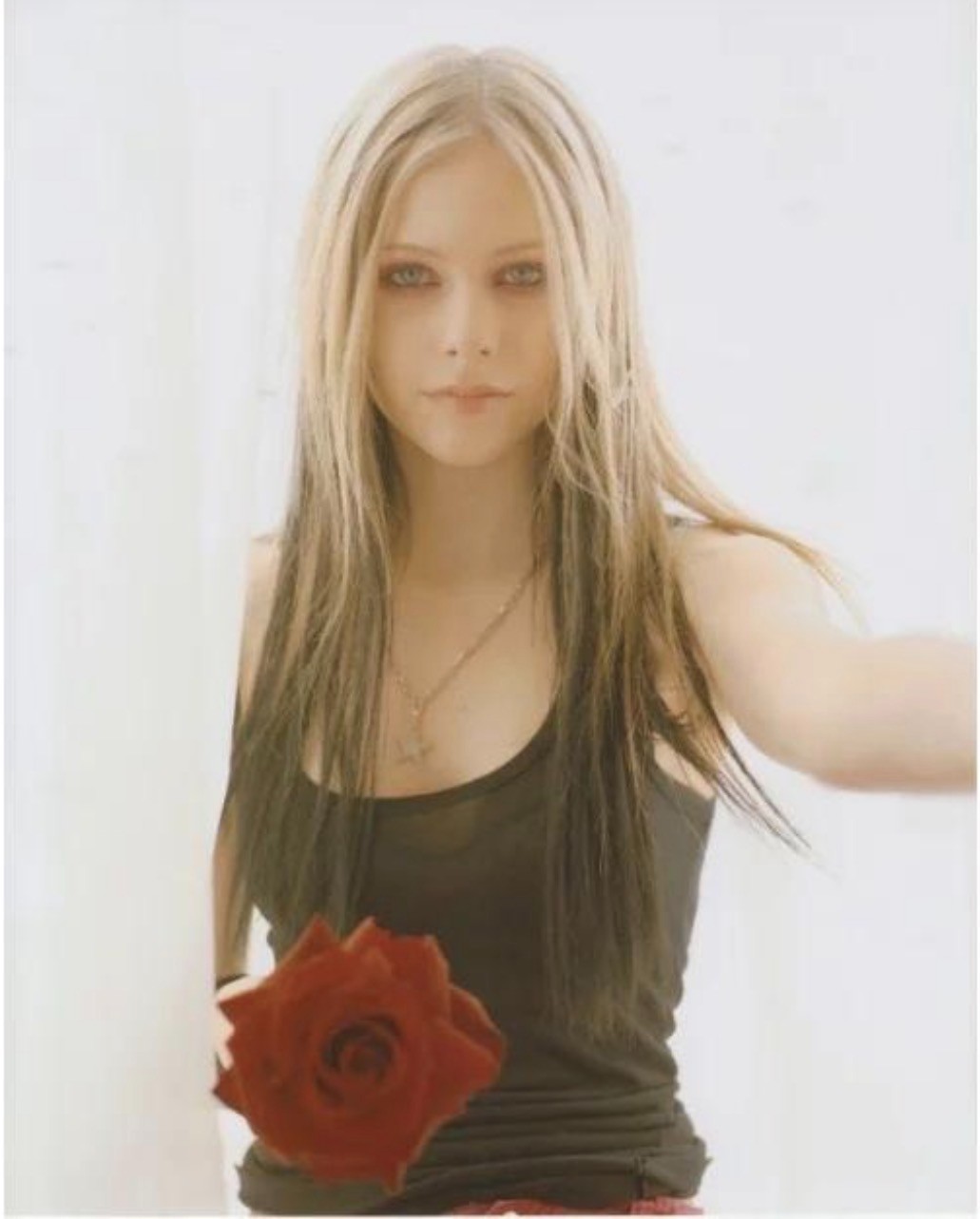 ☆ Avril Lavigne photograph, approximately 8 x 10 in (20.3 x 25.4 cm) J