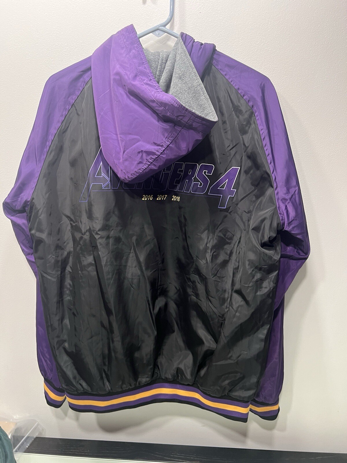 Avengers Infinity War Jacket Mens Medium Reversible Marvel Studios Cast & Crew
